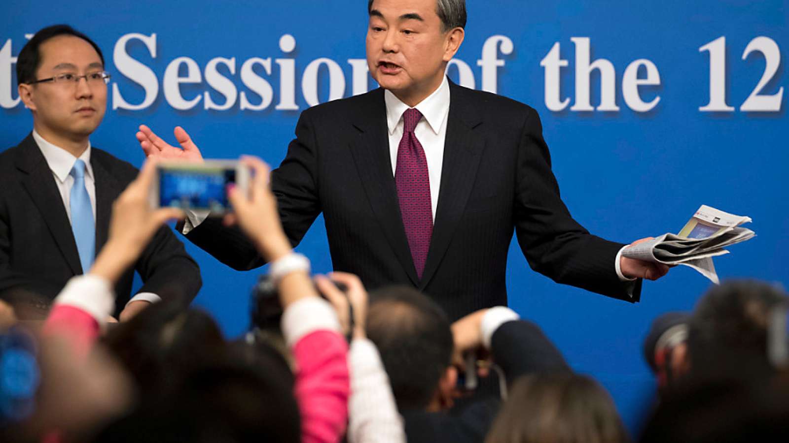Chinas Aussenminister Wang Yi spricht von zwei Zügen, die aufeinander zufahren und meint damit Nordkorea und die USA.