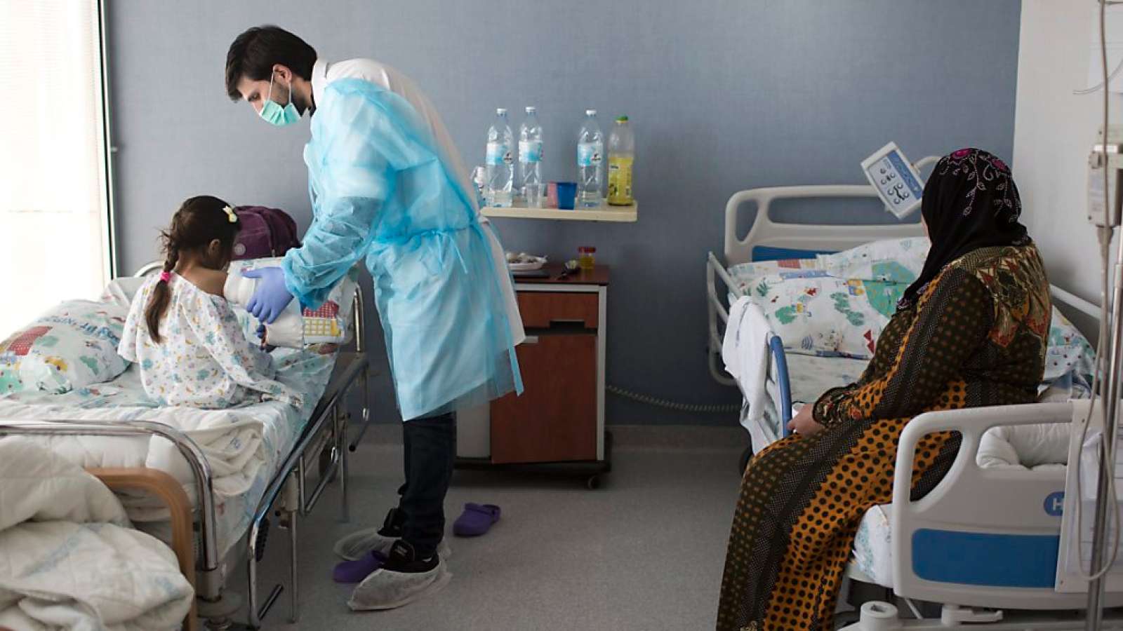 Ein Arzt untersucht in einem Spital in Nordisrael ein verletztes syrisches Mädchen. (Archivbild)
