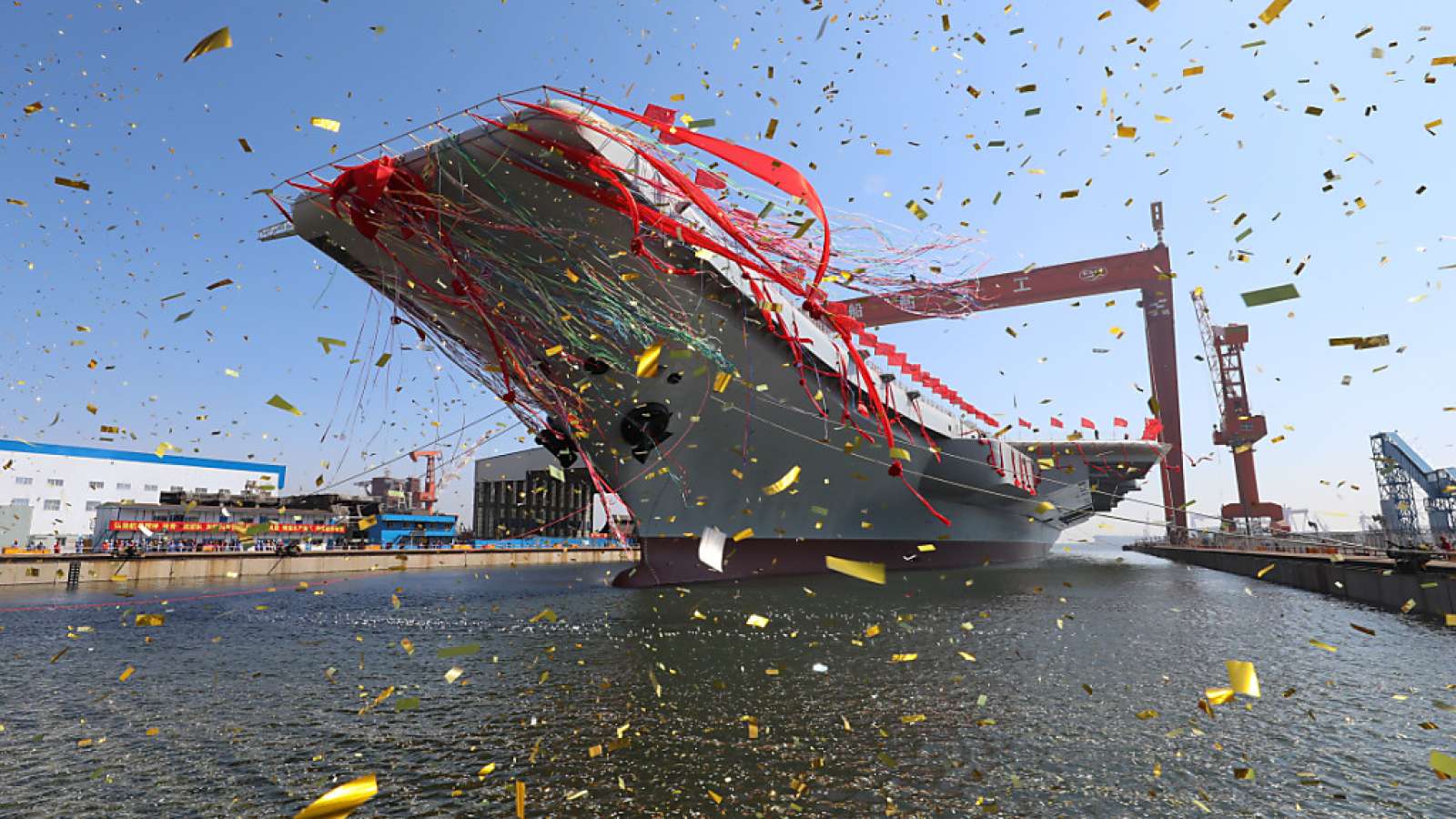 Symbol der Präsenz auf den Weltmeeren: Chinas erster selbstgebauter Flugzeugträger verlässt den Hafen in Dalian.