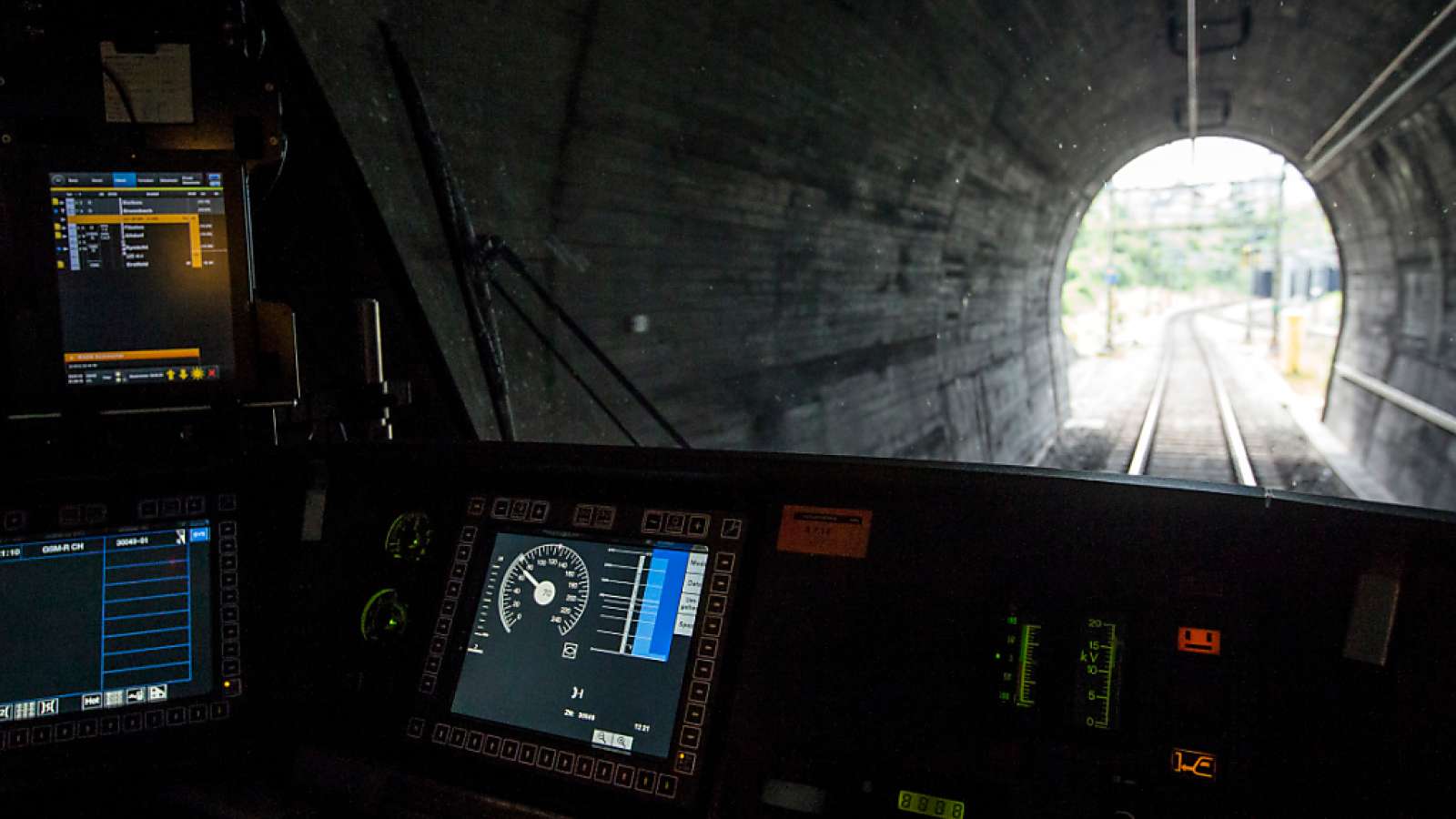 Im Führerstand einer Lok mit ETCS-Level-2-Technologie auf der Strecke Brunnen-Erstfeld bei der ersten Fahrt auf der Strecke zwischen Brunnen und Erstfeld am 1. September 2015. (Archiv)