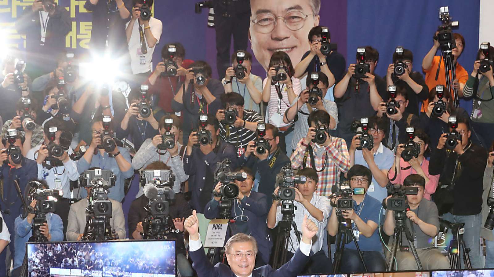 Jubeln für die Kameras: Südkoreas neuer Präsident heisst Moon Jae In.