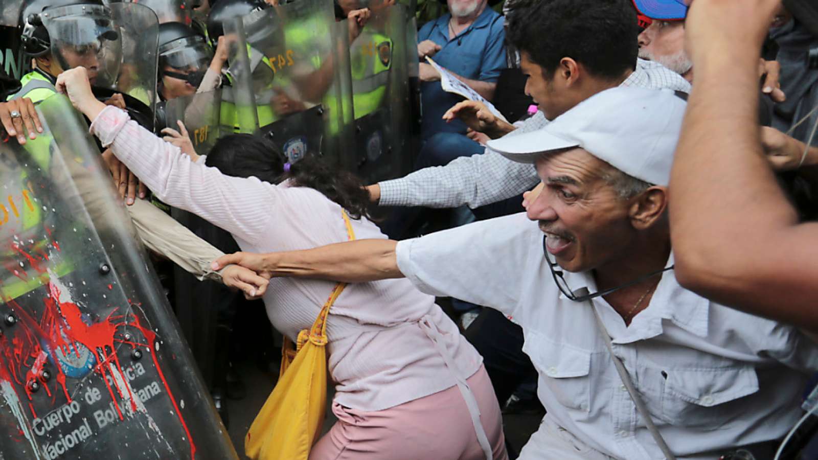 Marsch der Grosseltern in Caracas: Venezuelas Polizei geht auch gegen ältere Demonstranten mit Härte vor.