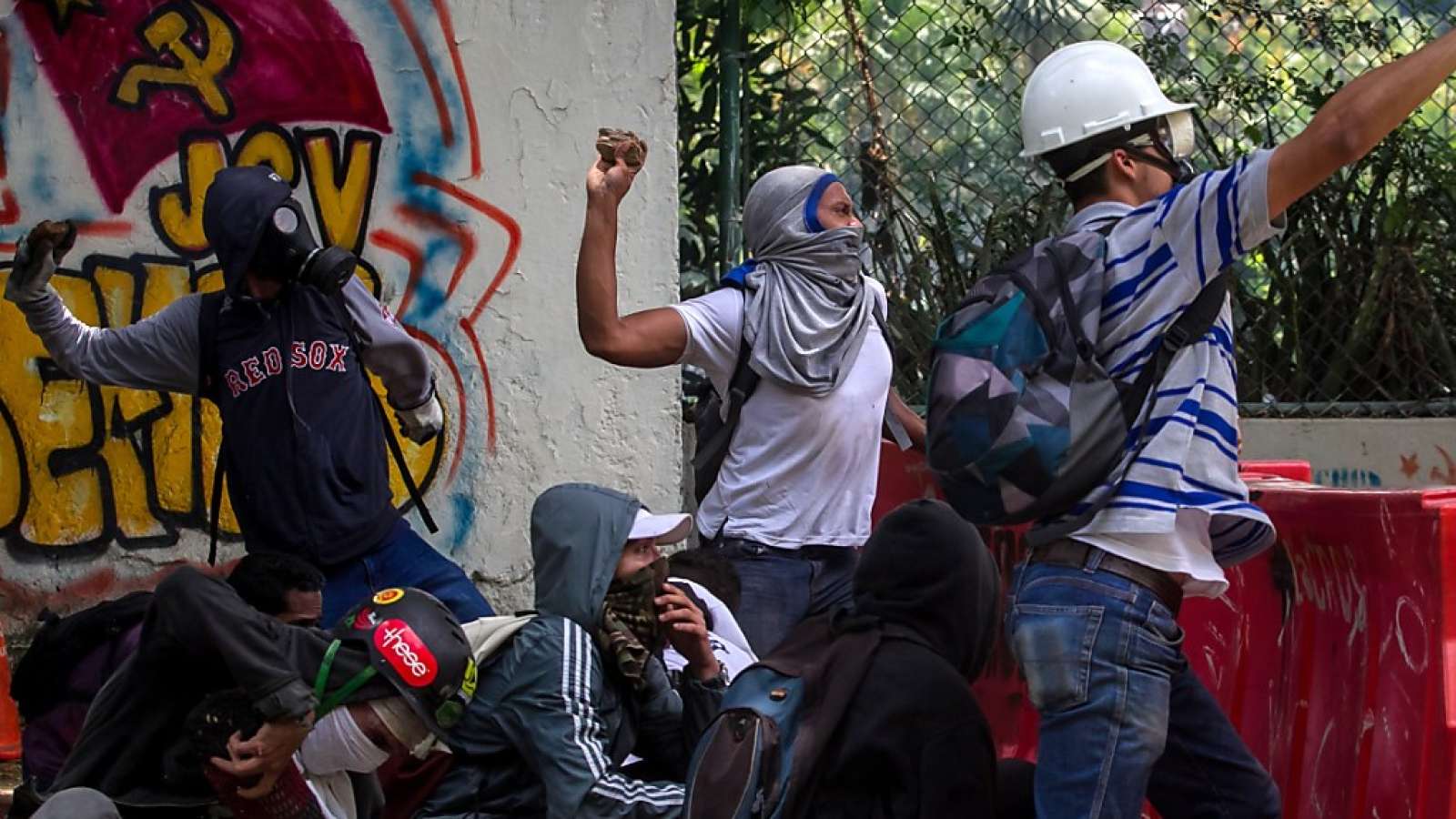 Studenten werfen Steine bei Protesten gegen den venezolanischen Präsidenten Maduro in Caracas. Sie fordern sofortige Neuwahlen.