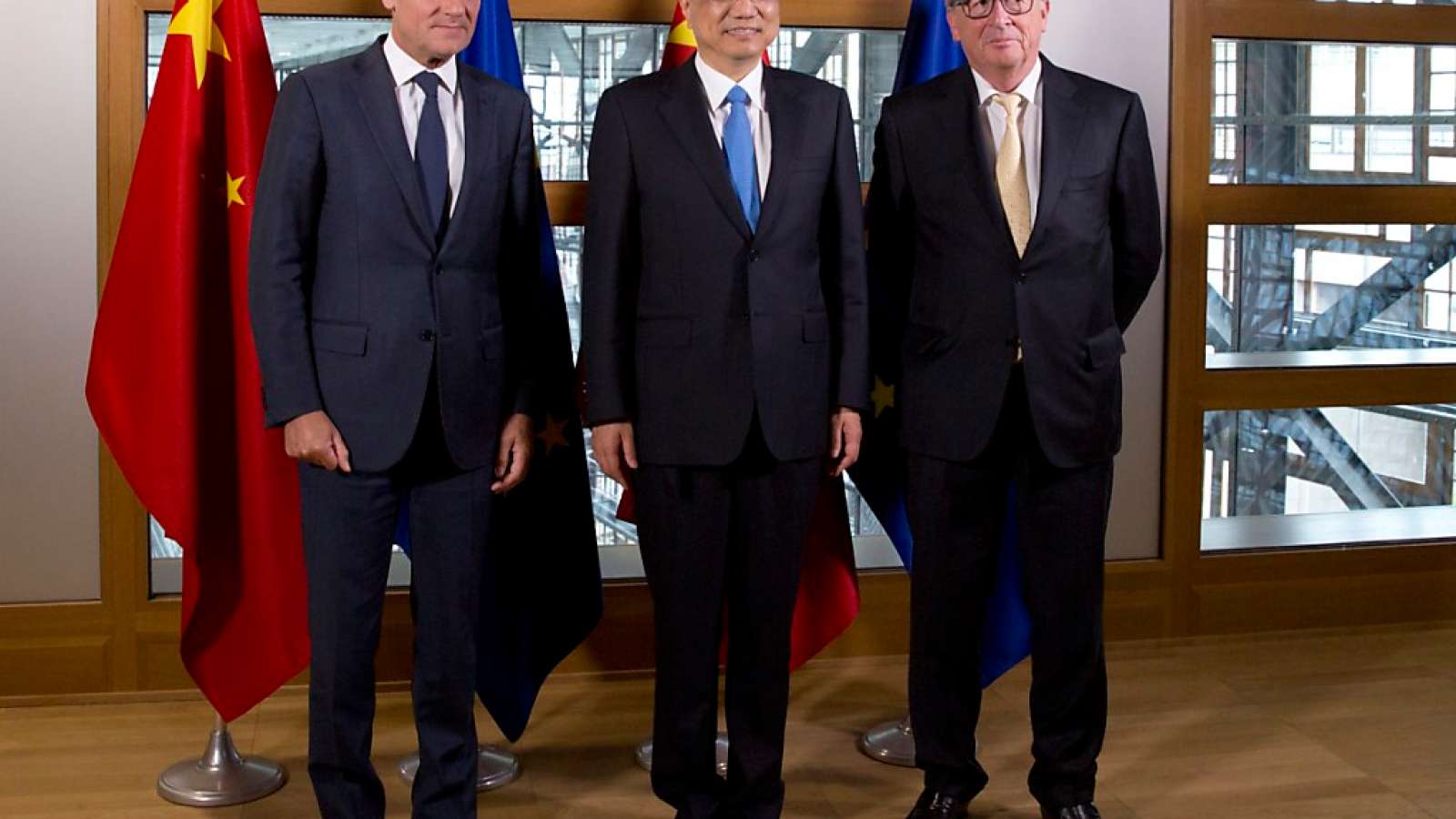 Die EU-Spitzenvertreter Jean-Claude Juncker (r) und Donald Tusk (l) mit ihrem Gast, Chinas Regierungschef Li Keqiang