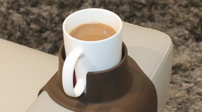 CouchCoaster ist der ultimative Getränkehalter für dein Sofa