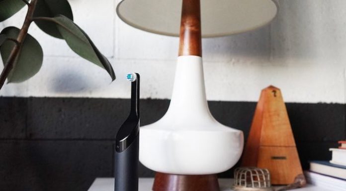 Batterielose Zahnbürste Be. wird vor dem Putzen aufgezogen