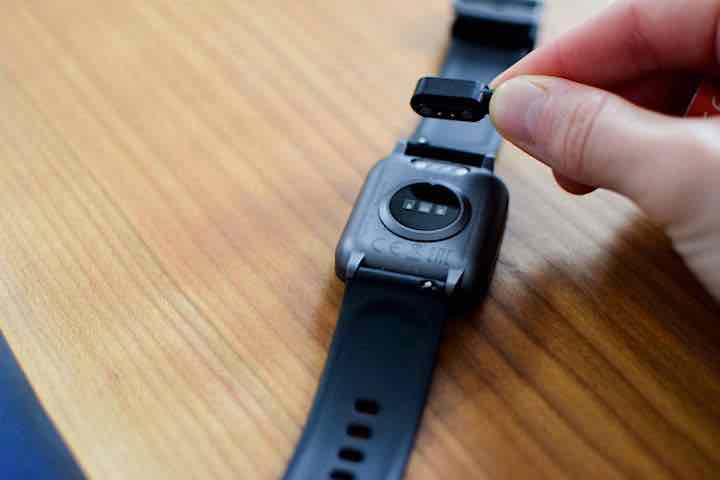 ladeanschluss auf rueckseite der smartwatch